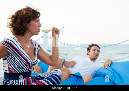 Frau trinkt Wein im freien Stockfoto