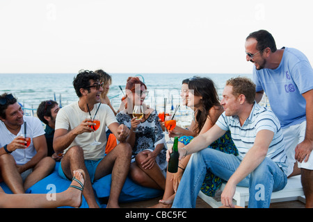 Freunde im freien zusammen trinken Stockfoto