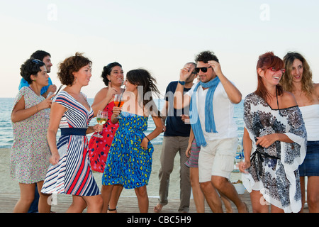 Freunde lachen zusammen am Strand Stockfoto