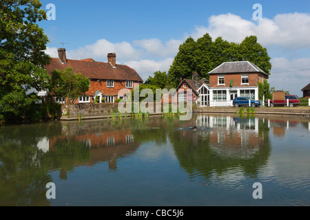 England - Kent - Goudhurst - Blick über den Dorfteich Stockfoto