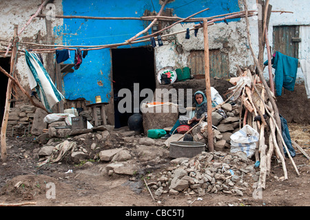 Typische Straßenszene in der kleinen Stadt Ambagiorgies auf der Straße zwischen Gonder und Bahir Dar in Nord-Äthiopien, Afrika. Stockfoto