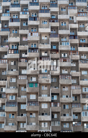 hässliche Bienenstock wie resident Block Gebäude mit vielen Fenstern und Balkonen Stockfoto