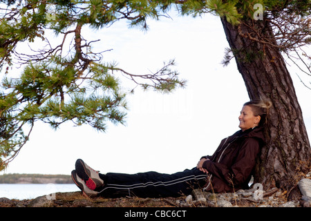 Wanderer, die Entspannung durch Baum Stockfoto