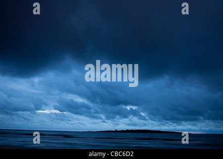 Stürmischen Wolken mit Blick auf Meer Stockfoto