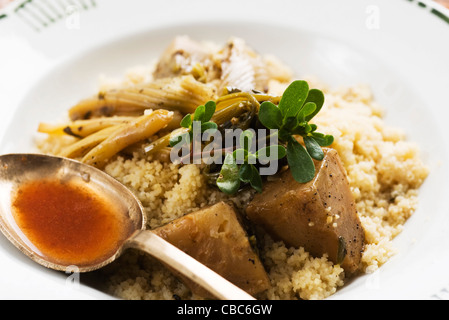 Vegetarisches Couscous mit Portulak Stockfoto