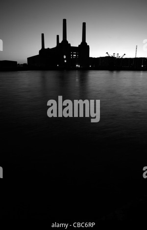 Blick über den Fluss Themse in Battersea Power Station an der Dämmerung, Nine Elms, London, UK Stockfoto