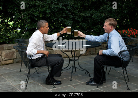 Präsident Barack Obama bietet einen Toast auf Dakota Meyer auf der Terrasse außerhalb des Oval Office 14. September 2011 in Washington, DC. Dakota Meyer wurde später während einer Zeremonie im Weißen Haus die Medal Of Honor verliehen. Stockfoto