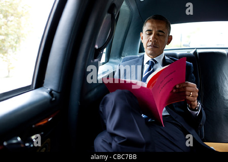 Präsident Barack Obama liest ein klassifiziertes Dokument unterwegs nach Pittsburgh International Airport 11. Oktober 2011 in Pittsburgh, PA. Stockfoto