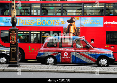 London-Bus und Taxi, Strand, London, England, UK Stockfoto