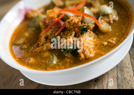 Rotes curry-Suppe mit Garnelen Stockfoto