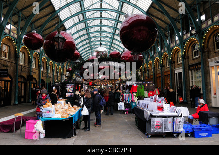 Die Apple-Markt in Covent Garden mit Weihnachten Dekorationen, London, England, UK Stockfoto