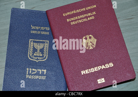 Deutschen und israelischen Pass auf weißem Hintergrund Stockfoto