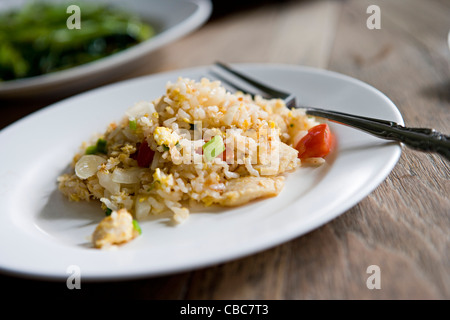 Thai gebratener Reis mit Huhn (Khao Pad Gai) Stockfoto