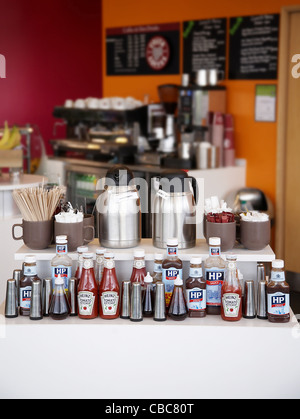 Anzeige von verschiedenen Gewürzen in einem Café in England, Uk. Stockfoto