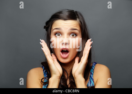 Porträt von Staunen Brünette Blick in die Kamera Stockfoto