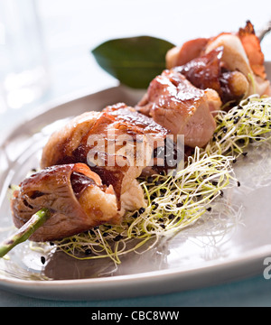 Hähnchen-Spieße mit Speck und Pflaumen ˆ la plancha Stockfoto