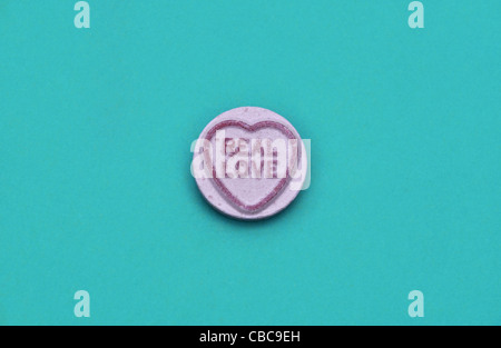 Pink Love Herz Candy Sweet mit der Beschriftung "wahre Liebe" auf einem blassen blauen Hintergrund Stockfoto