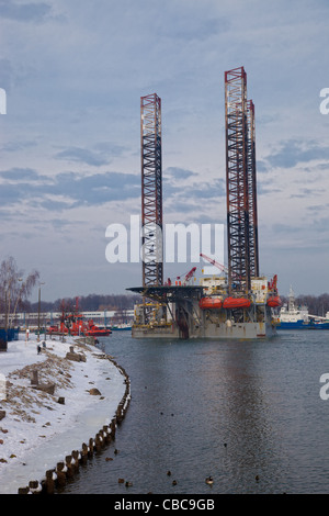 Die Einführung der Bohrinsel in einer Werft für Reparaturen. Stockfoto