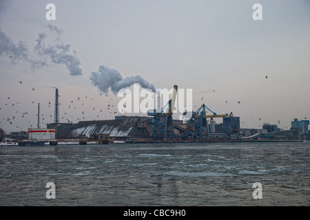 Frostigen Wintertag im Hafen von Danzig, Polen. Stockfoto