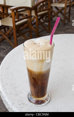 Iced Cappuccino auf einem Tisch in Patmos, Griechenland Stockfoto