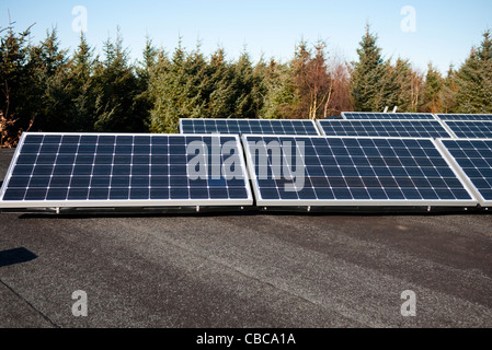 Solar PV-Anlage auf auf Flachdach-Paneele montiert Stockfoto