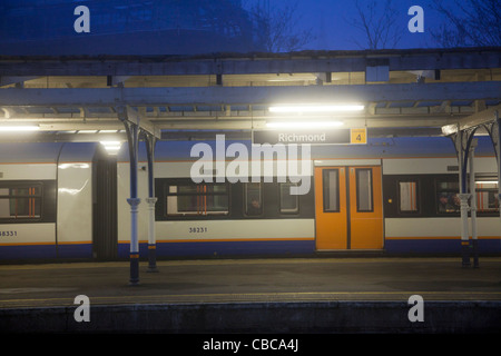 Trainieren Sie im Richmond Station im Nebel Stockfoto