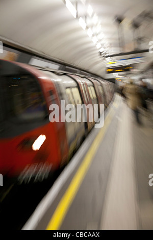 Verschwommen Zug nähert sich Plattform Underground - London Stockfoto
