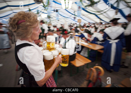 Deutschland, Bayern, München, Oktoberfest, Kellnerin Holding Bierkrüge Stockfoto