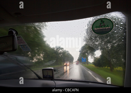 Deutschland, Bayern, München, Autobahn-Blick vom Auto an regnerischen Tag verschieben Stockfoto