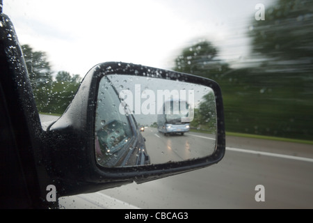 Deutschland, Bayern, München, Autobahn-Blick vom Auto an regnerischen Tag verschieben Stockfoto