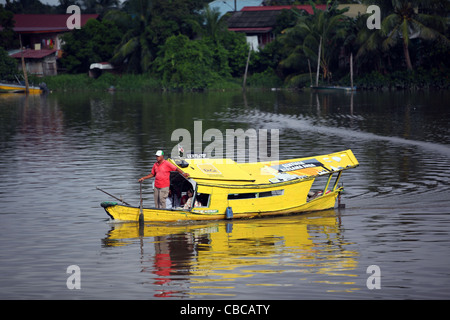 Tambang (Sampan Wassertaxi) am Fluss Sarawak. Kuching, Sarawak, Borneo, Malaysia, Süd-Ost-Asien, Asien Stockfoto