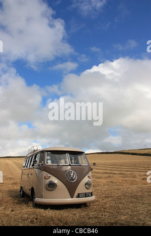 Einen abgesenkten 1966 Split Screen VW Campervan in einem Maisfeld in Cornwall an einem sonnigen Tag aufgenommen Stockfoto