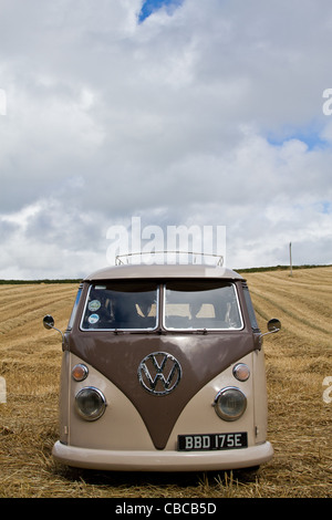 Einen abgesenkten 1966 Split Screen VW Campervan in einem Maisfeld in Cornwall an einem sonnigen Tag aufgenommen Stockfoto