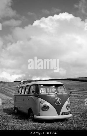 Einen abgesenkten 1966 Split Screen VW Campervan, genommen in einem Maisfeld in Cornwall an einem sonnigen Tag.  In Schwarzweiß konvertiert Stockfoto