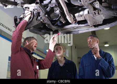 Lehrer, die Unterstützung von Studierenden mit Automotor Stockfoto