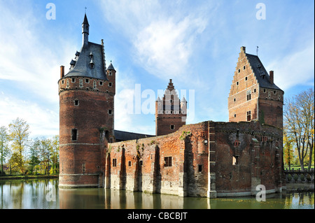 Die mittelalterliche Beersel Burg umgeben von einem Wassergraben, Belgien Stockfoto