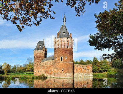 Die mittelalterliche Beersel Burg umgeben von einem Wassergraben, Belgien Stockfoto