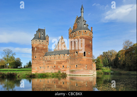 Die mittelalterliche Beersel Burg umgeben von einem Wassergraben, Belgien Stockfoto