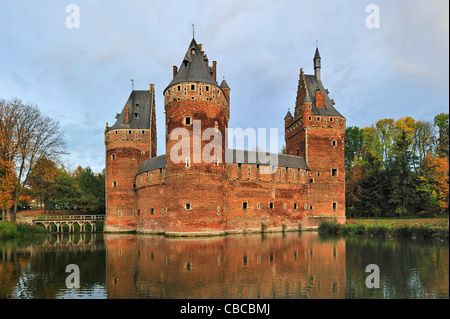 Die mittelalterliche Beersel Burg umgeben von einem Wassergraben bei Sonnenuntergang, Belgien Stockfoto