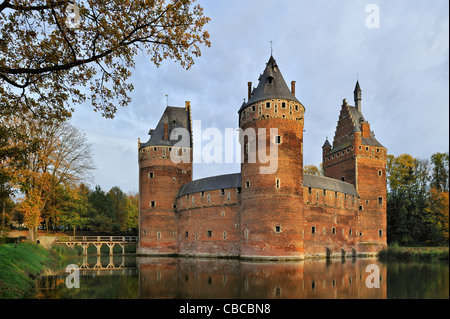 Die mittelalterliche Beersel Burg Burggraben umgeben, bei Sonnenuntergang, Belgien Stockfoto