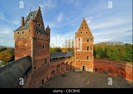 Türme, Gänge und Innenhof der mittelalterlichen Burg Beersel, Belgien Stockfoto