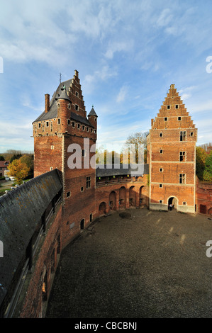 Türme, Gänge und Innenhof der mittelalterlichen Burg Beersel, Belgien Stockfoto