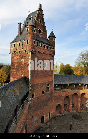 Turm, Gänge und inneren Hof der mittelalterlichen Burg Beersel, Belgien Stockfoto