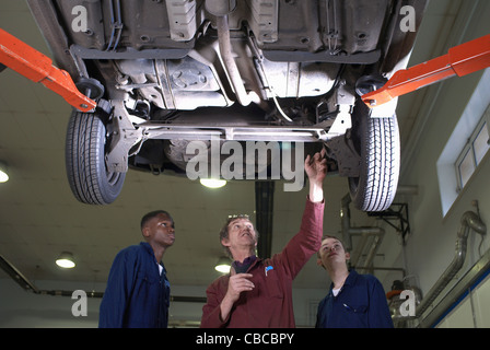 Lehrer, die Unterstützung von Studierenden mit Automotor Stockfoto