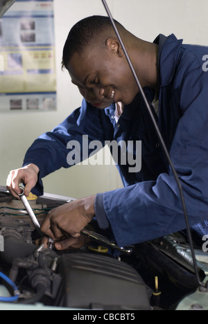 Studenten, die Arbeiten am Motor Stockfoto