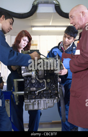 Lehrer, die Unterstützung von Studierenden mit Automotor Stockfoto