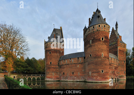 Die mittelalterliche Beersel Burg umgeben von einem Wassergraben, Belgien Stockfoto