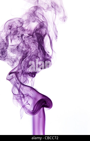 abstraktes Bild zeigt einige lila farbigen Rauch in weißem Hintergrund Stockfoto