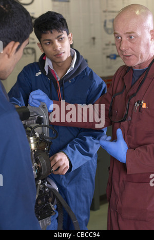 Lehrer, die Unterstützung von Studierenden mit Automotor Stockfoto