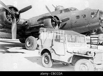 Ein Jeep neben B17 Flying Fortress bomber Stockfoto